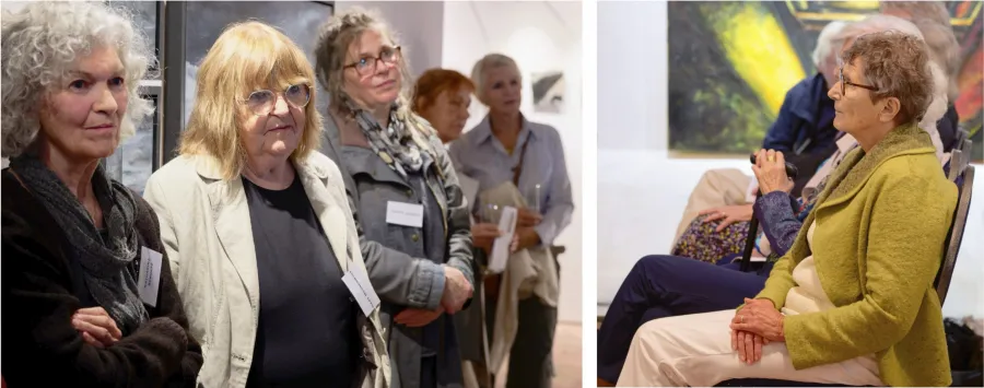 Die Kunstweiber lauschen der Laudatio: Katharina Schultz, Gaby Mrongowius und Anette Janssen (links) und Hielkje van Damme (rechts)
