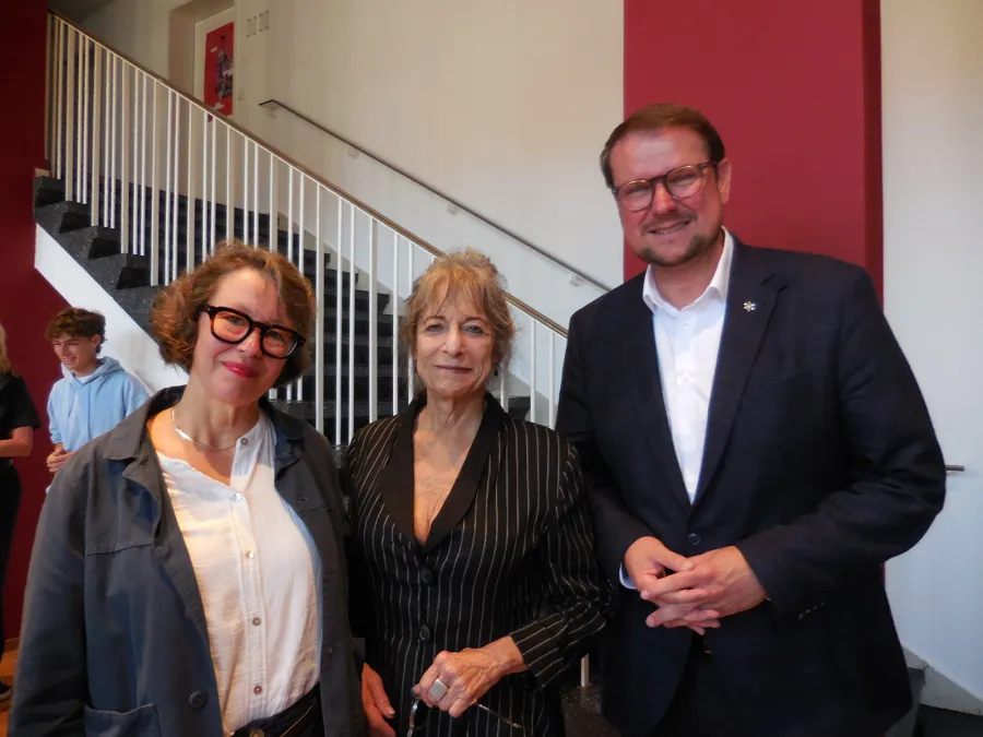 Nach der Ausstellungseröffnung im Rummel des Rathauses: Dr. Bergit Arends, Marsha Pels und Tim Kruithoff
