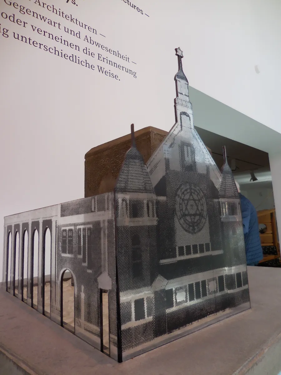 Ausgangspunkt Ende der 90er Jahre war diese architektonische Verschränkung von Bahnhofsbunker und einstiger Synagoge 