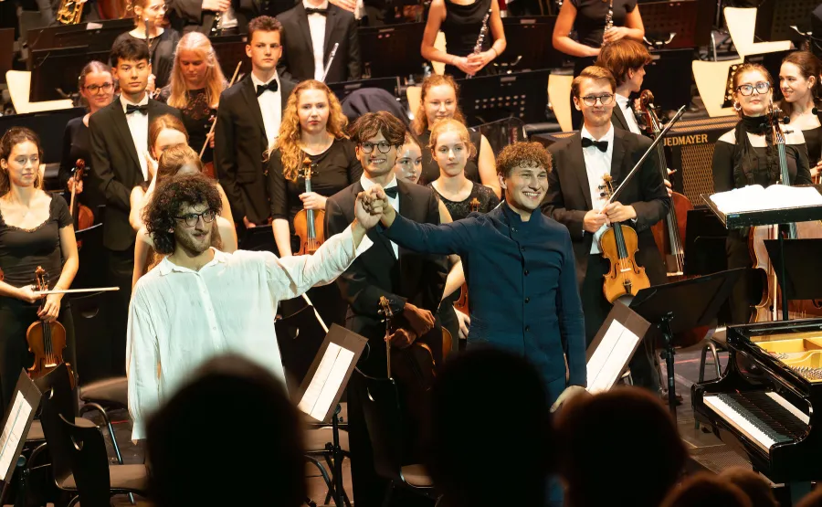 Begeistert gefeiert: der georgische Pianist Giorgi Gigashvili, Dirigent Aurel Dawidiuk und das Bundesjugendorchester.