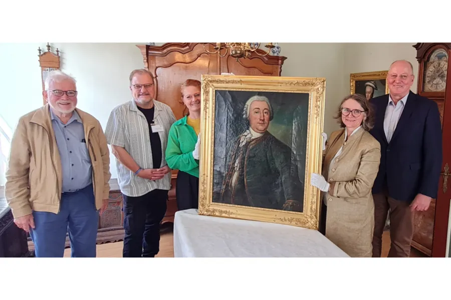 Bei der Abholung der Porträts: Günter Podlich (Vorsitzender) und Dr. Manfred Pühl (stellv. Vorsitzender) des Heimatvereins als Träger des Museums, Bernd Böke (Stiftungsvorstand der Hans-Heyo Prahm Stiftung) und Restauratorin Ludmila Hensler mit dem Bildnis des Oncko von Rehden.