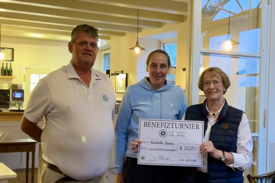 Den Spendenscheck überreichte Clubpräsident Uwe Buss an Eske Nannen und Silke Oldenburg. 