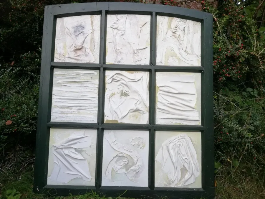 „Tanz der Maltücher in 9 Variationen“, Materialbild in einem ehemaligen Scheunenfensterrahmen, von Ruth Schmidt Stockhausen 1997 erarbeitet.