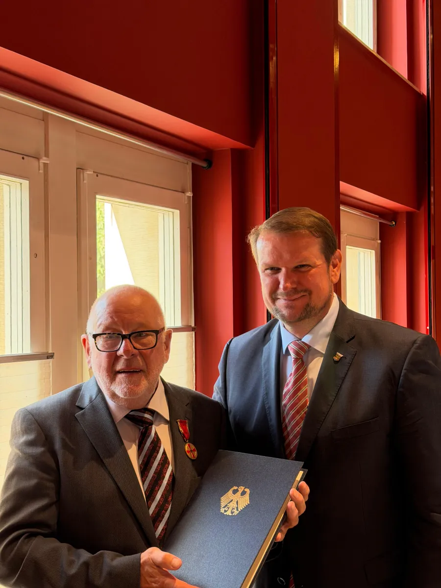Verdienstmedaille für Heinz-Günther Buß, hier mit Oberbürgermeister Tim Kruithoff