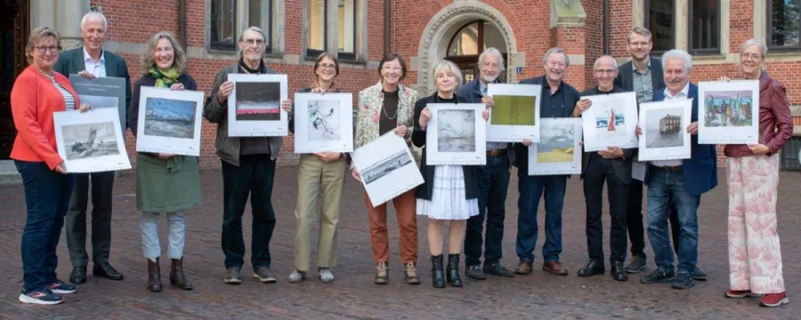 Stellten den Kalender vor: Signe Foetzki und Thomas Weiss, Katrin Schöß, Hartmut Bleß, Almuth Baumfalk, Ida Oelke, Renate Fäth, Alfred Kaufner, Herbert Müller, Ahlrich van Ohlen, Landschaftsdirektor Dr. Matthias Stenger, Landschaftspräsident Rico Mecklenburg und Kunsthistorikerin Dr. Annette Kanzenbach. 