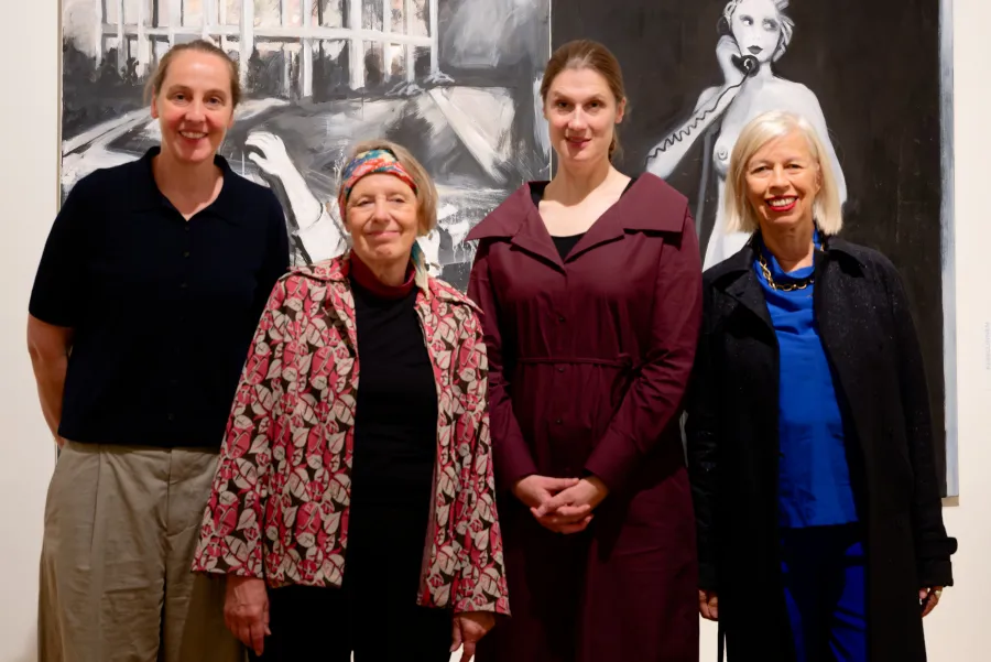 Silke Oldenburg, Künstlerin Johanna Kandl, Ina Grätz und Bettina Semmer vor der Arbeit von Bettina Semmer „Vier Frauen“. 